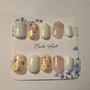 Press-On 24pcs Floral Nail Art Set - White and Cream